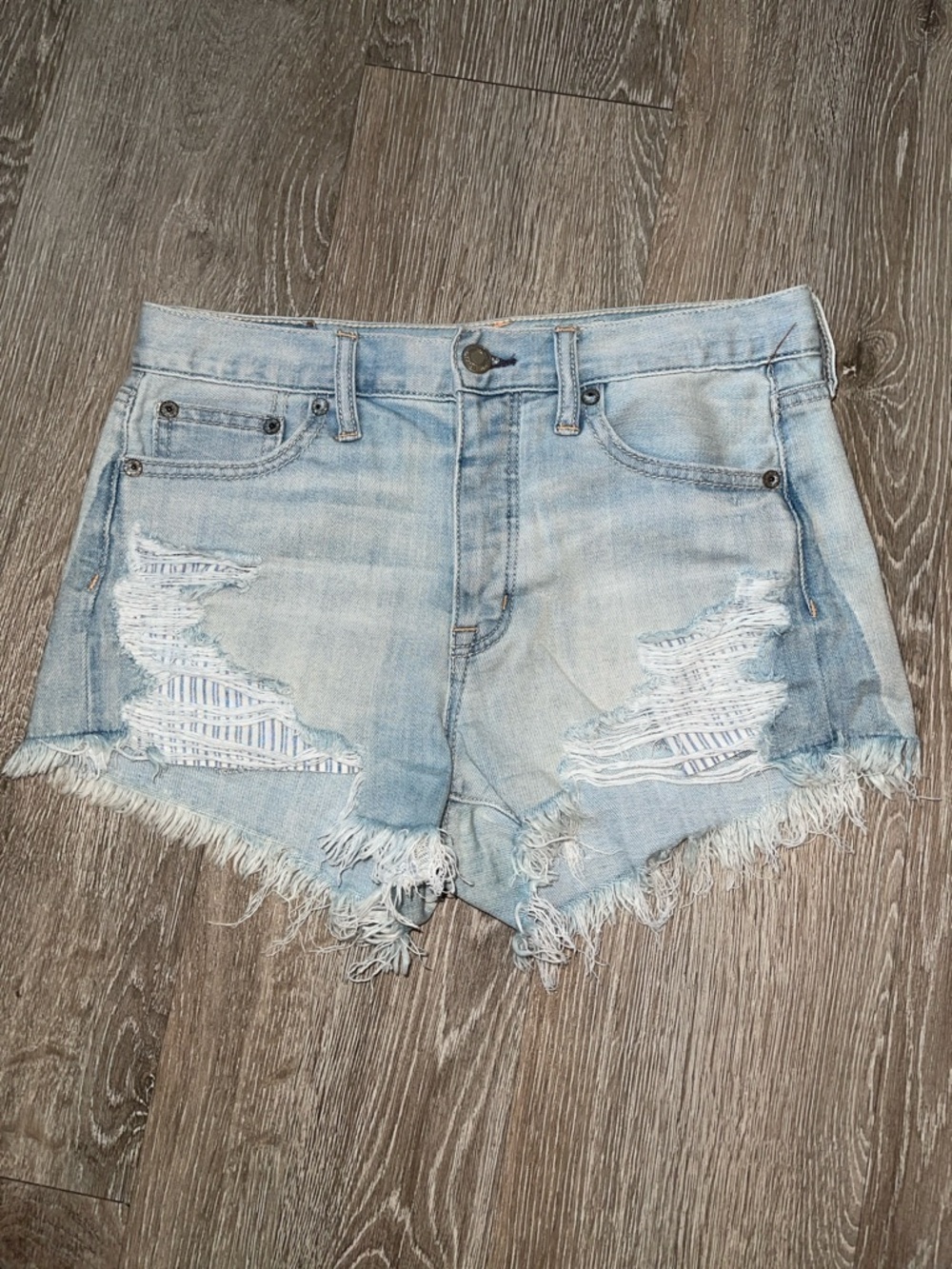 American Eagle festival high rise  Light Wash Distressed Denim Shorts size 2